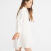 Thinking MU Women's oversized Shirt Dress made from sustainable materials. White Silvia Oversize Kleit on avara lõikega naiste särk-kleit. Valmistatud GOTS sertifikaadiga orgaanilisest puuvillast.