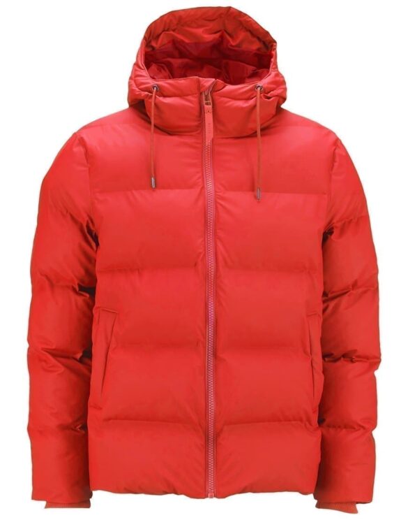 Rains Puffer Jacket Red on klassikalise lõikega meeste ja naiste talvejope. Disainitud põhjamaistesse ekstreemsetesse ilmastikuoludesse. 