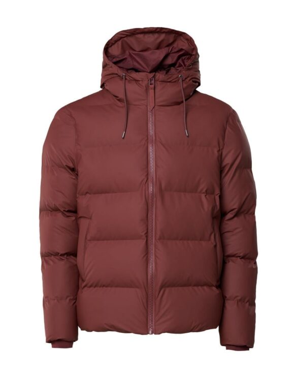 Rains Puffer Jacket Maroon is a classical cut men's and women's winter jacket. Designed to withstand the extreme Nordic climate