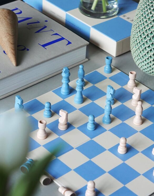 chess-new-play-closeuus