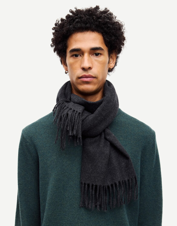 Efin Scarf Dark Grey Melange by the Danish fashion brand Samsøe Samsøe